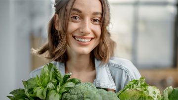 挑选西兰花的女人