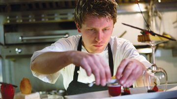 厨师在准备未受昆虫污染的食物