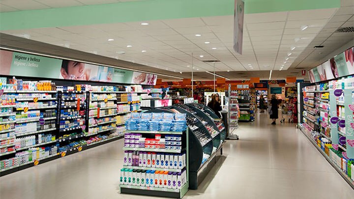 良好的过道照明引导顾客在巴伦西亚 Consum 超市的店铺内购物