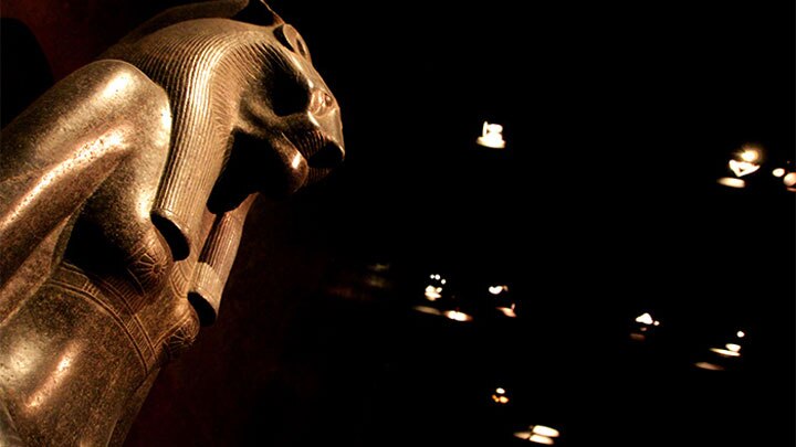 意大利埃及博物馆内，一座在飞利浦照明节能 LED 射灯的照射下的雕像