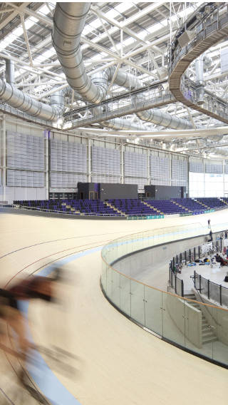 自行车选手们在采用飞利浦运动场所照明解决方案的英国阿联酋航空体育场中比赛
