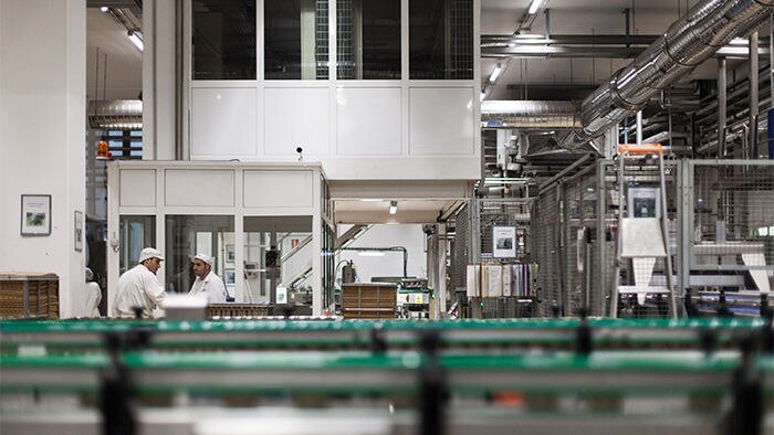 飞利浦食品工业照明照亮英雄工厂，采用的是节能 LED 照明