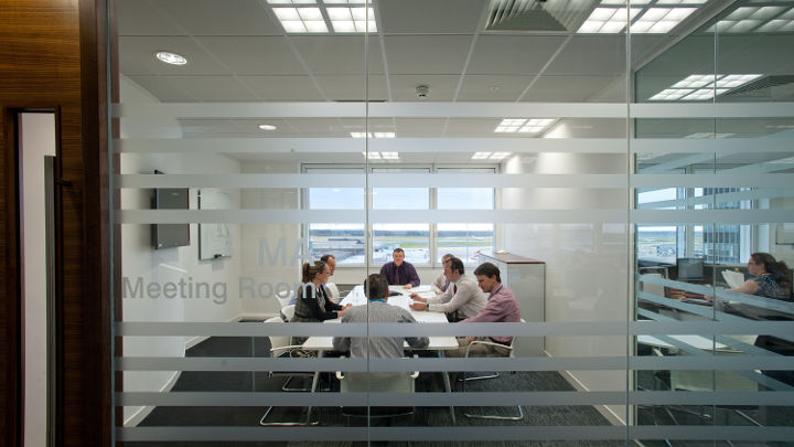 采用飞利浦 LED 办公室照明的曼彻斯特机场奥运馆的会议室。