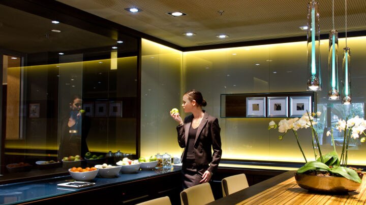 会议室里采用飞利浦射灯照明，帮助重塑法兰克福万豪酒店的形象