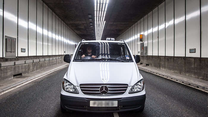 汽车穿过梅尔隧道
