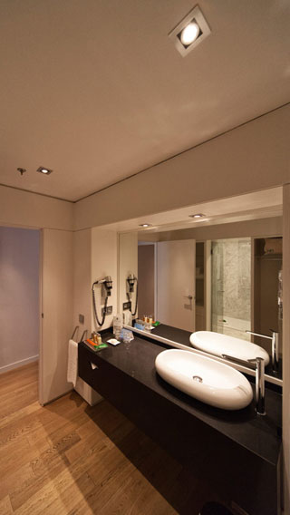 NH 欧洲大楼的盥洗室采用飞利浦酒店照明。