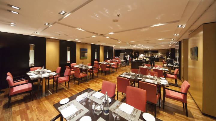 NH 欧洲大楼酒店的餐厅采用飞利浦 MASTER LEDspot GU10 灯泡。