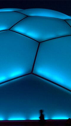  千年广场圆顶的外墙安装了飞利浦 eW Graze Powercore 灯