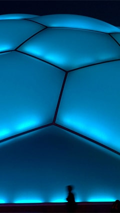  千年广场圆顶的外墙安装了飞利浦 eW Graze Powercore 灯