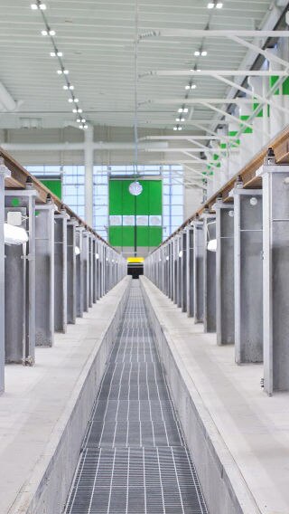 得益于飞利浦工业 LED 照明，芬兰铁路的维护大厅变成了一个明亮的工作环境