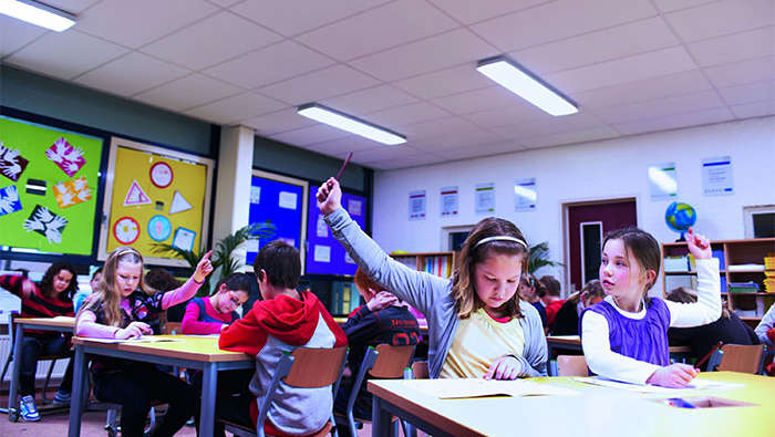 Wintelre 小学的学生，飞利浦照明为该小学营造了一种明亮的课堂学习氛围