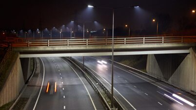 由飞利浦 LED 照明照亮的塔姆沃思 A5 高速公路