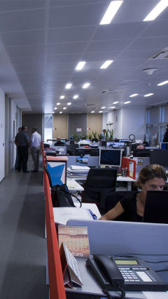 西班牙 E.ON 的员工在飞利浦照明的节能 LED 灯下高效工作