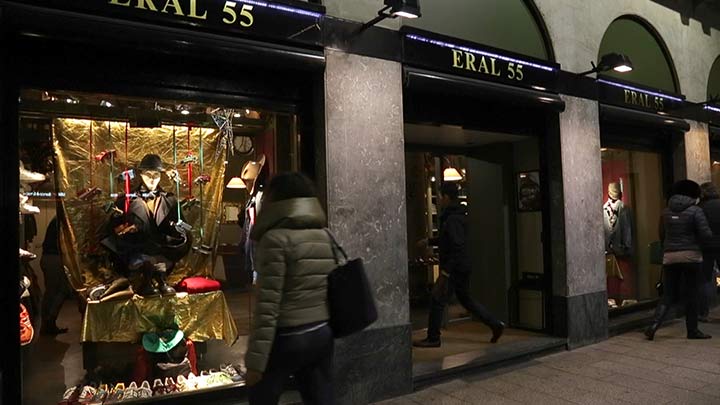 米兰的 Eral 55 高端男士时装店的动态橱窗照明