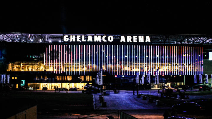  飞利浦外部和体育场地照明系统为 Ghelamco 体育场及其外立面打造壮观的照明效果。
