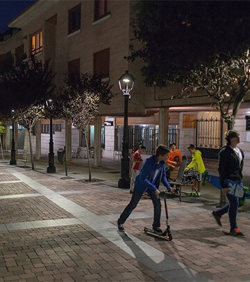 夜间，人们正行走在由飞利浦照明照亮的帕伦西亚街道上