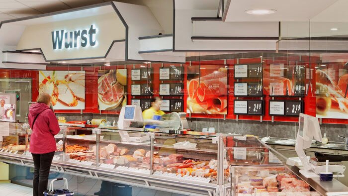 由飞利浦 LuxSpace Accent Rose LED 提供良好照明的 Edeka 超市的肉类产品区