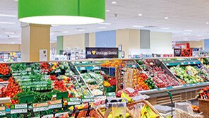 德国 EDEKA Glückstadt 超市中的水果在飞利浦超市照明下展现出最佳一面。两位女士正在飞利浦照明下的德国奥伯豪森 Kaiser's Tengelmann 超市内购物。飞利浦照明在奥地利维也纳 Spar 超市打造了一个舒适宜人的环境