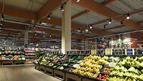 德国 Edeka Burgwedel 内，在飞利浦 LED 灯具照明下的水果