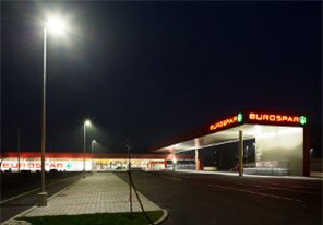 由飞利浦 LED 照明照亮的奥地利维也纳 Eurospar 超市的户外停车场