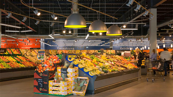 由飞利浦超市照明照亮的果蔬产品区