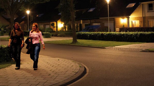 两名女士正行走在飞利浦白光照亮的街道上