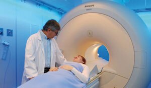医生准备对患者进行磁核共振 (MRI) 检查