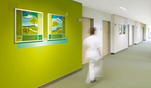 护士正在绿色医院的走廊里行走