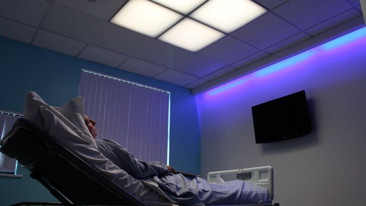 飞利浦照明的 HealWell 病房照明支持患者睡眠节奏，提升护理效果