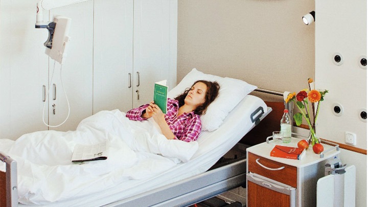 HealWell 促进更健康的睡眠节奏，为工作人员和患者带来清晰视野、舒适感受与完善功能。