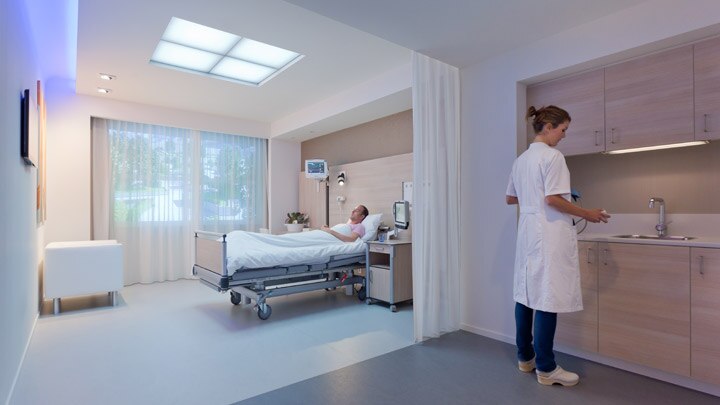飞利浦照明的 HealWell 提供全方位的病房照明系统，为护理团队确保工作效率