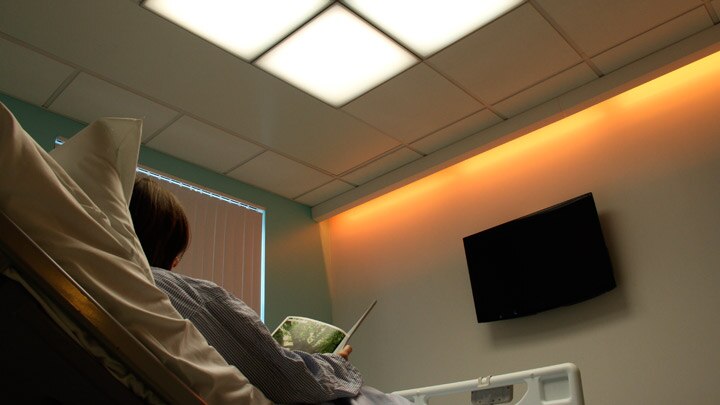 飞利浦照明的 HealWell LED 硬性灯带照明可提供多种颜色的光线，帮助患者构建睡眠节律，提升体验