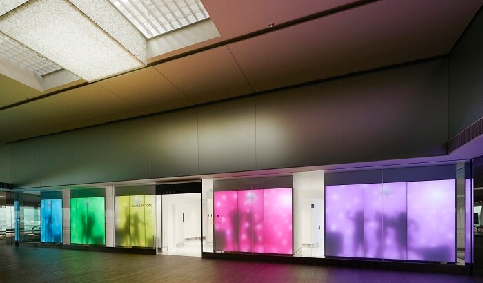 在日本奈良机场的 Gallery Toto 体验式卫生间里，发光织物板绽放彩虹色调的光芒