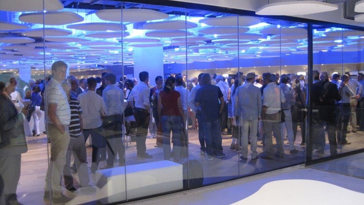 合适照明的办公室 - 多功能运动娱乐场馆。