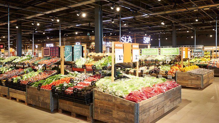 在 Albert Heijn 超市内，新鲜蔬果琳琅满目。- 智能商场照明