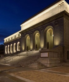 白光建筑照明系统点亮市政建筑