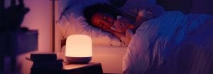 “智能 LED 夜灯在孩子安然入睡时发出柔和、温暖的光芒，展示可定制的睡前照明，以提供最佳睡眠环境。”